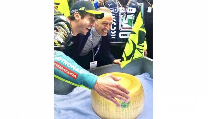 Nella foto, Nicola Bertinelli con Valentino Rossi che per l’occasione ha ricevuto una forma di Parmigiano Reggiano DOP del Caseificio Canevaccia di Bologna.